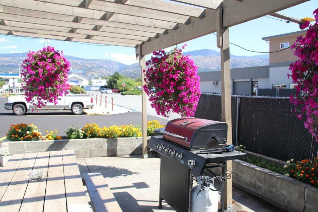 Plaza Motel Penticton Exterior photo